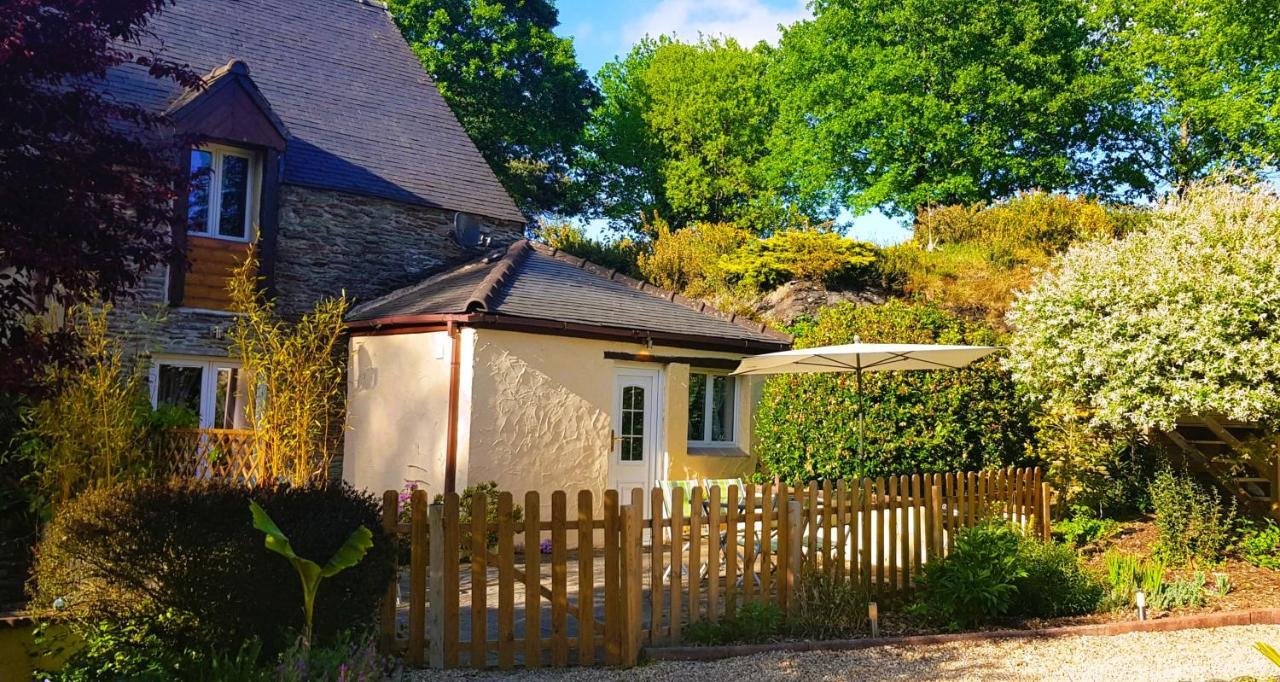 Guégon Le Vieux Moulin Gites - A Charming Stone Cottage With Garden View And Seasonal Pool מראה חיצוני תמונה