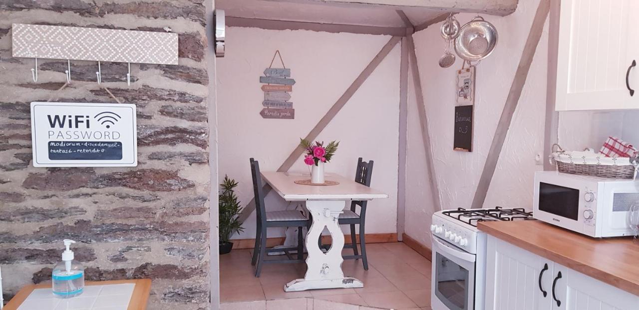 Guégon Le Vieux Moulin Gites - A Charming Stone Cottage With Garden View And Seasonal Pool מראה חיצוני תמונה