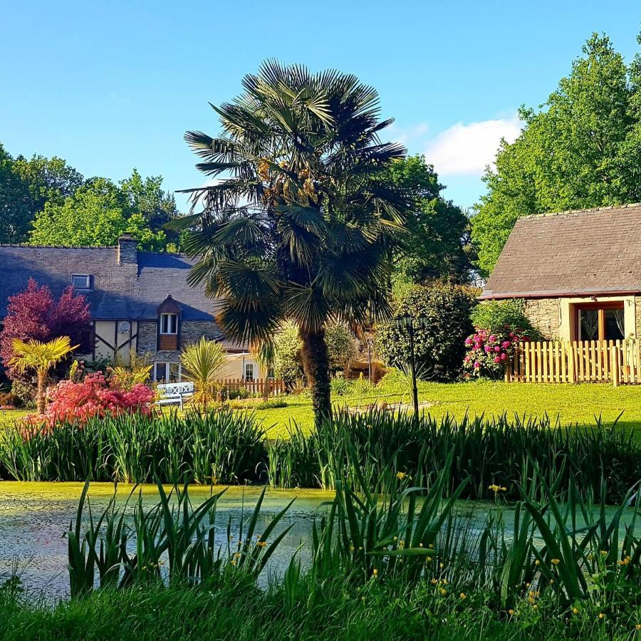 Guégon Le Vieux Moulin Gites - A Charming Stone Cottage With Garden View And Seasonal Pool מראה חיצוני תמונה