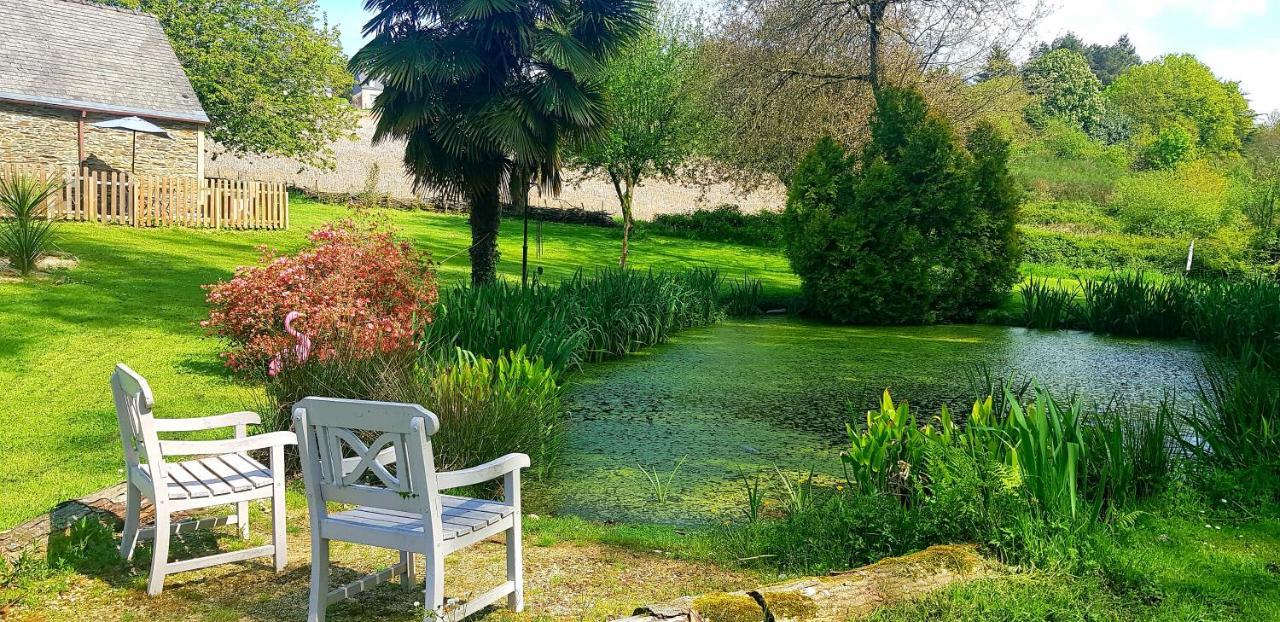 Guégon Le Vieux Moulin Gites - A Charming Stone Cottage With Garden View And Seasonal Pool מראה חיצוני תמונה